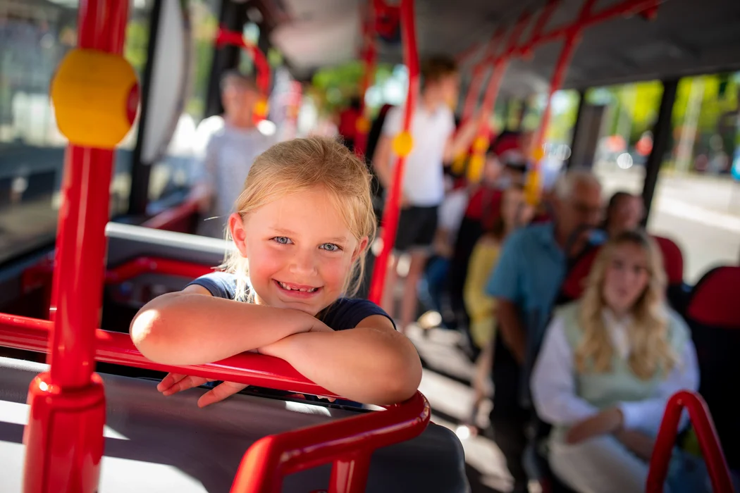 Kleines Mädchen im Bus