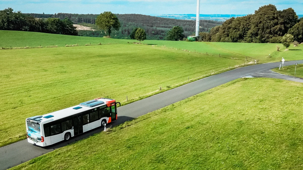Bus fährt auf Landstraße