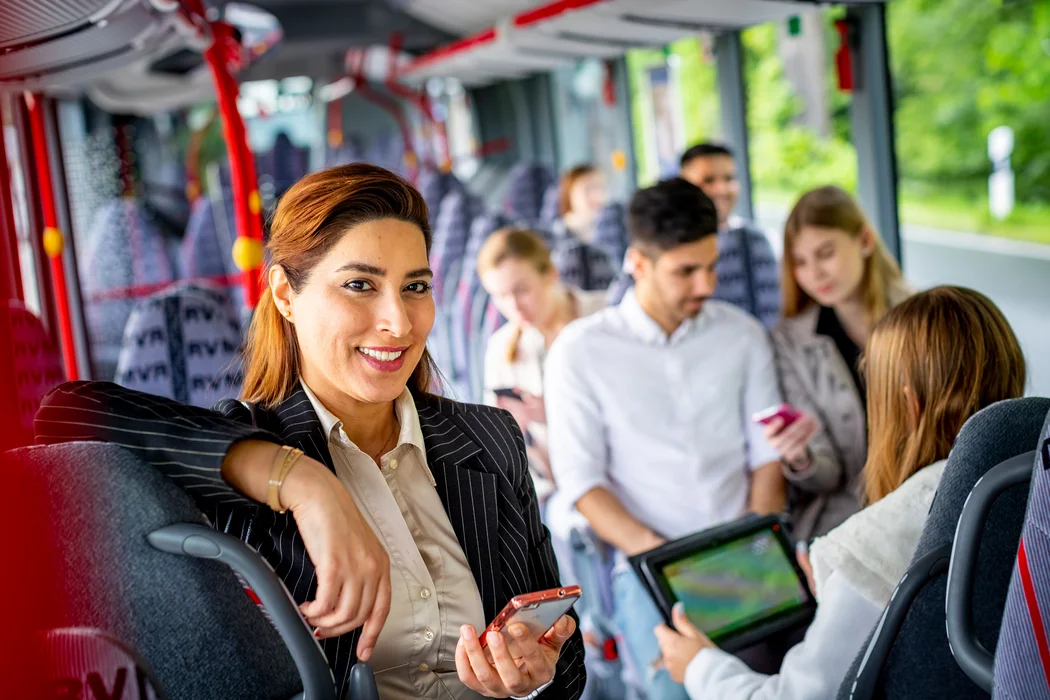 Junge Leute in Bus